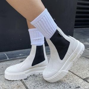 PUMA Mayze Chelsea
Women's size new with box boots